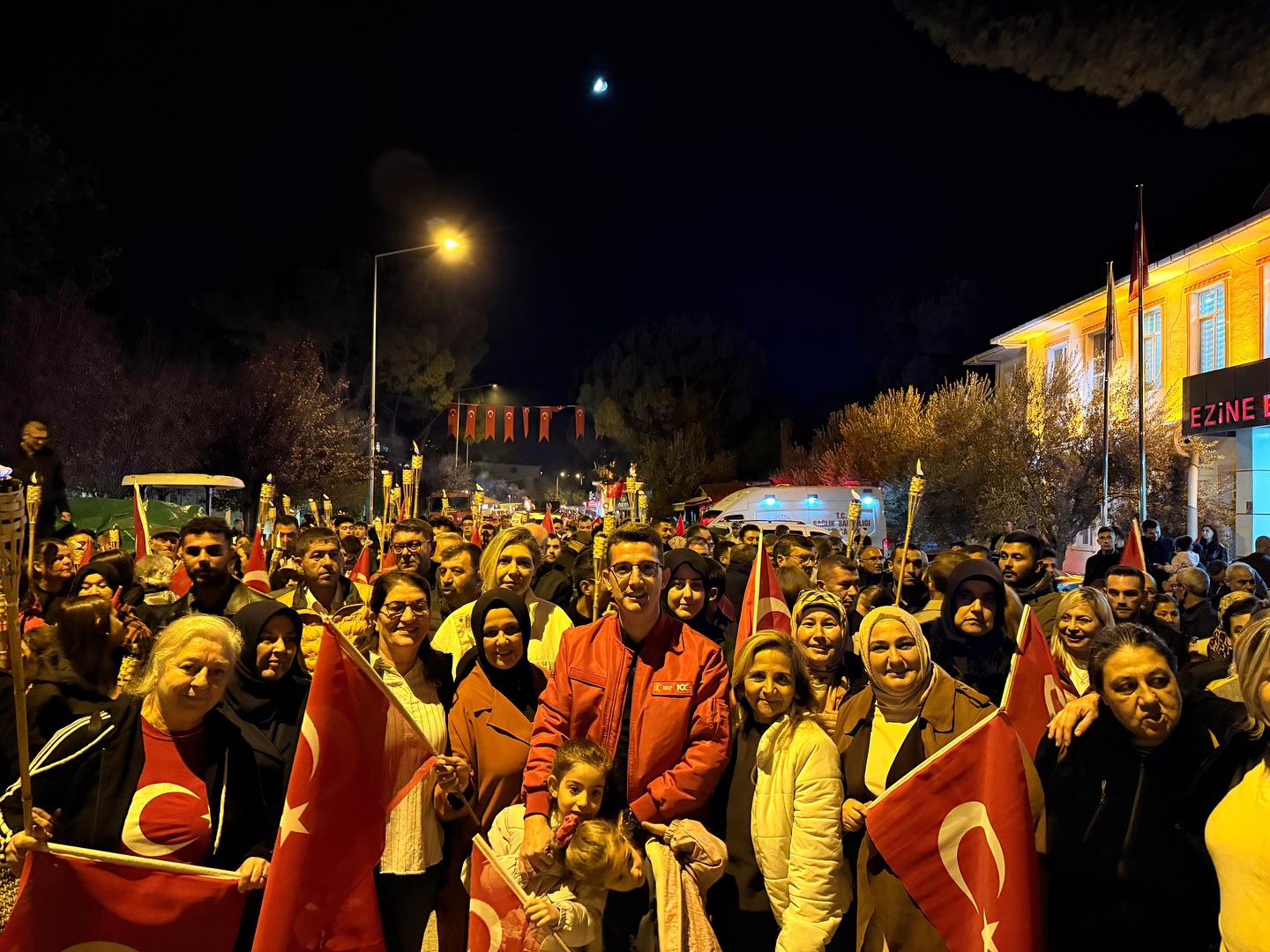 Cumhuriyet Coşkusu Fener Alayıyla Ezine Sokaklarında