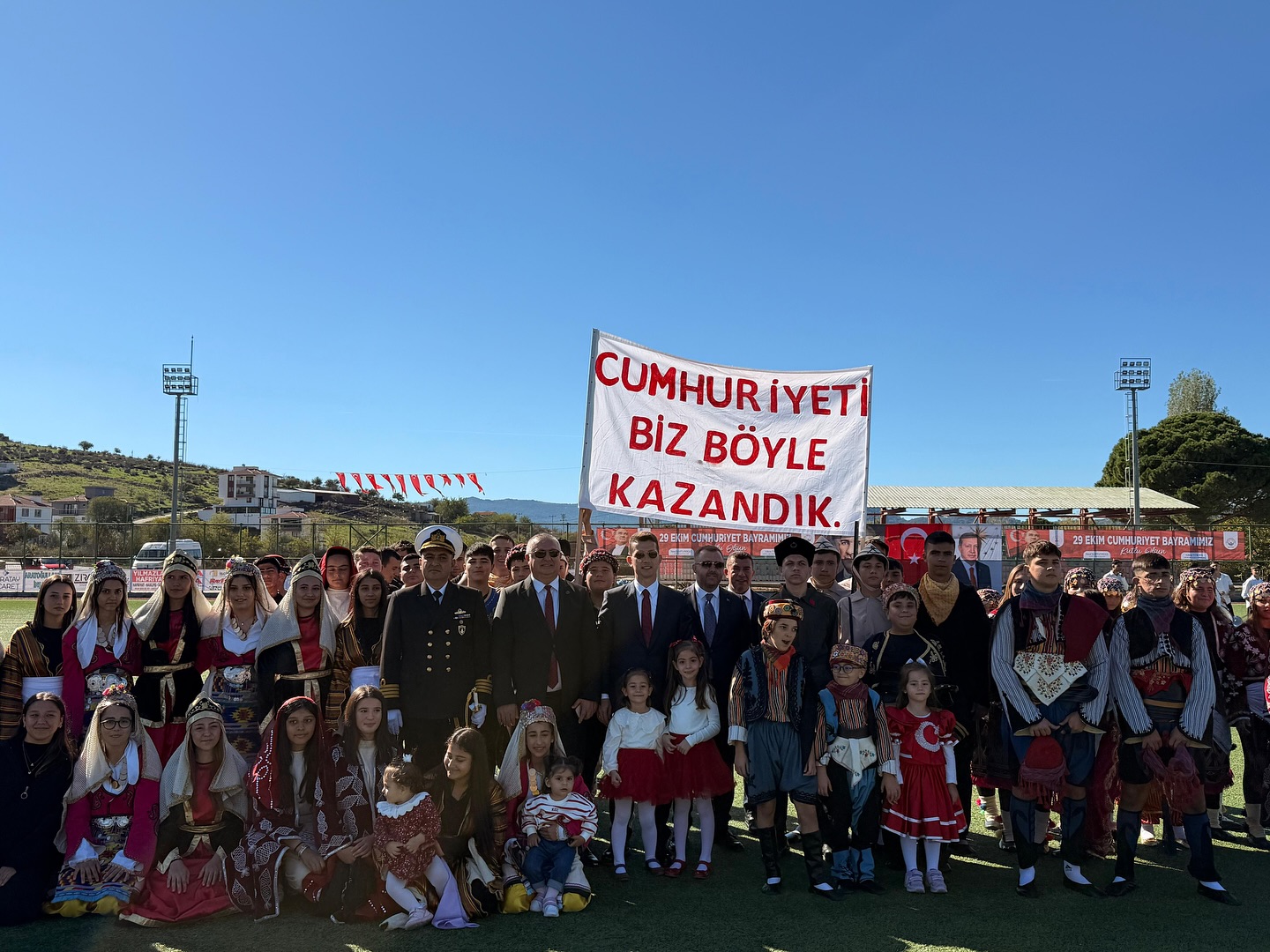 Cumhuriyetimizin 102. Yılı Ezine'de Coşkuyla Kutlandı