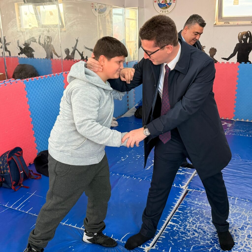 Kaymakam Yusuf Kaptanoğlu, M. İbrahim Dedeoğlu Etkinlik Merkezi’nde Sürdürülen Güreş Kursunu Ziyaret Etti